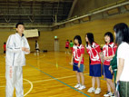 指導する石川選手