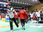 観客席にシャトルをプレゼントする斉藤選手（左）、池田選手（右）