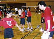 楽しみながらバドミントンを学んでいただきました