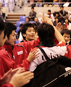 雄一選手の勝利を祝うユニシスベンチ