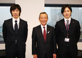 山崎孝明江東区長(中央)と坂本選手、池田選手
