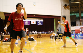 社会人選手権初タイトルの男子ダブルス数野健太（右）・早川賢一組