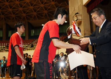 優勝杯を受け取る数野・早川組