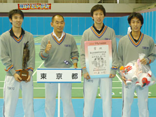 成年男子チーム　左から岩脇峰生、笹林義春監督、廣部好輝、山田和司