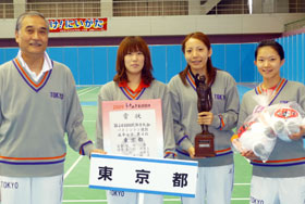 成年女子チーム　左から兒嶋昇監督、北はるな選手、金森裕子、本間ちさと選手