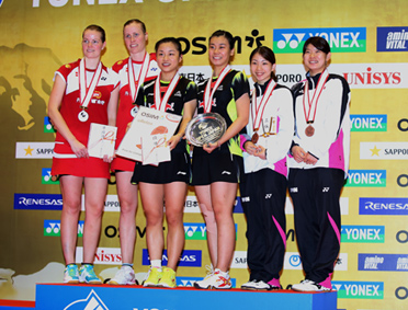左から、準優勝のChristina Pedersen・Kamilla Rytter Juhl、優勝のMa jin・Tang Jinhua、第3位の高橋礼華・松友美佐紀