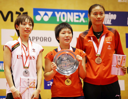左から準優勝の打田しづか、優勝の山口茜、第3位のWANG Yihan
