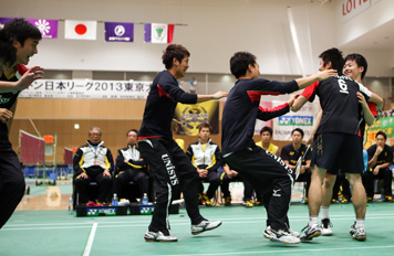 数野・井上組に駆け寄る日本ユニシス男子チーム