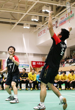 優勝を決めた数野健太（右）・井上拓斗組