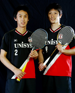 二連覇を達成した男子ダブルス数野健太（右）・山田和司組