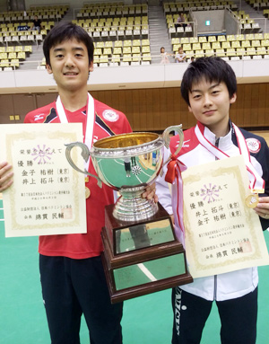 男子ダブルス優勝の金子祐樹・井上拓斗組