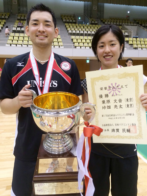 混合ダブルス優勝の垰畑亮太・栗原文音組