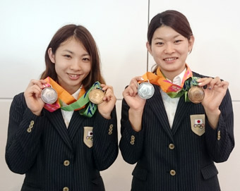 個人戦で銀、団体戦で銅メダルを獲得した高橋礼華（右）・松友美佐紀組