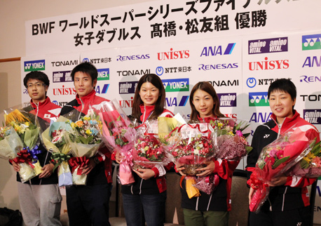 成田空港での帰国会見にて男子ダブルス第3位の早川賢一・遠藤大由組、女子ダブルス優勝の高橋礼華・松友美佐紀組、女子シングルス第3位の山口茜選手）