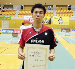 男子シングルス優勝の坂井一将