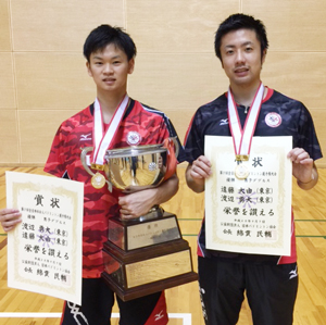 男子ダブルス優勝の渡辺勇大・遠藤大由組