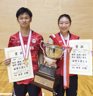 混合ダブルス優勝の渡辺勇大・東野有紗組
