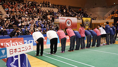 昨年準優勝の女子チームと応援団