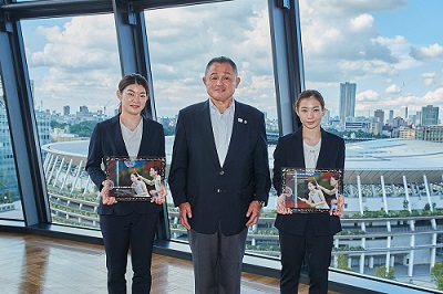 左から高橋礼華選手、山下泰裕JOC会長、松友美佐紀選手（写真：アフロスポーツ）AFLOSPORT