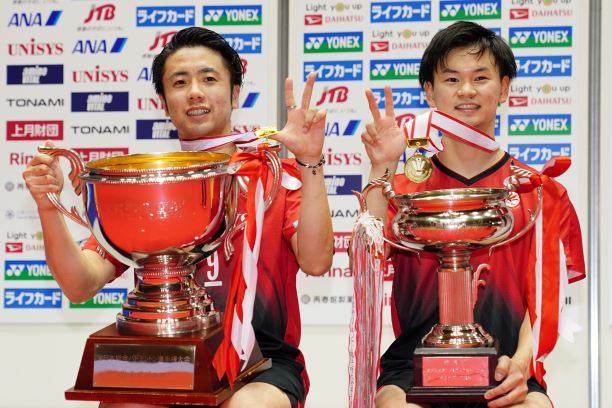 男子ダブルス優勝の遠藤大由・渡辺勇大