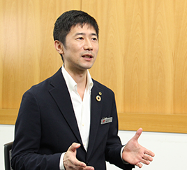 鈴木 理文氏