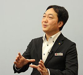 杉山 学氏