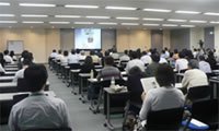 熱心に聞き入る社員。メモをとり、時折うなずきながら。